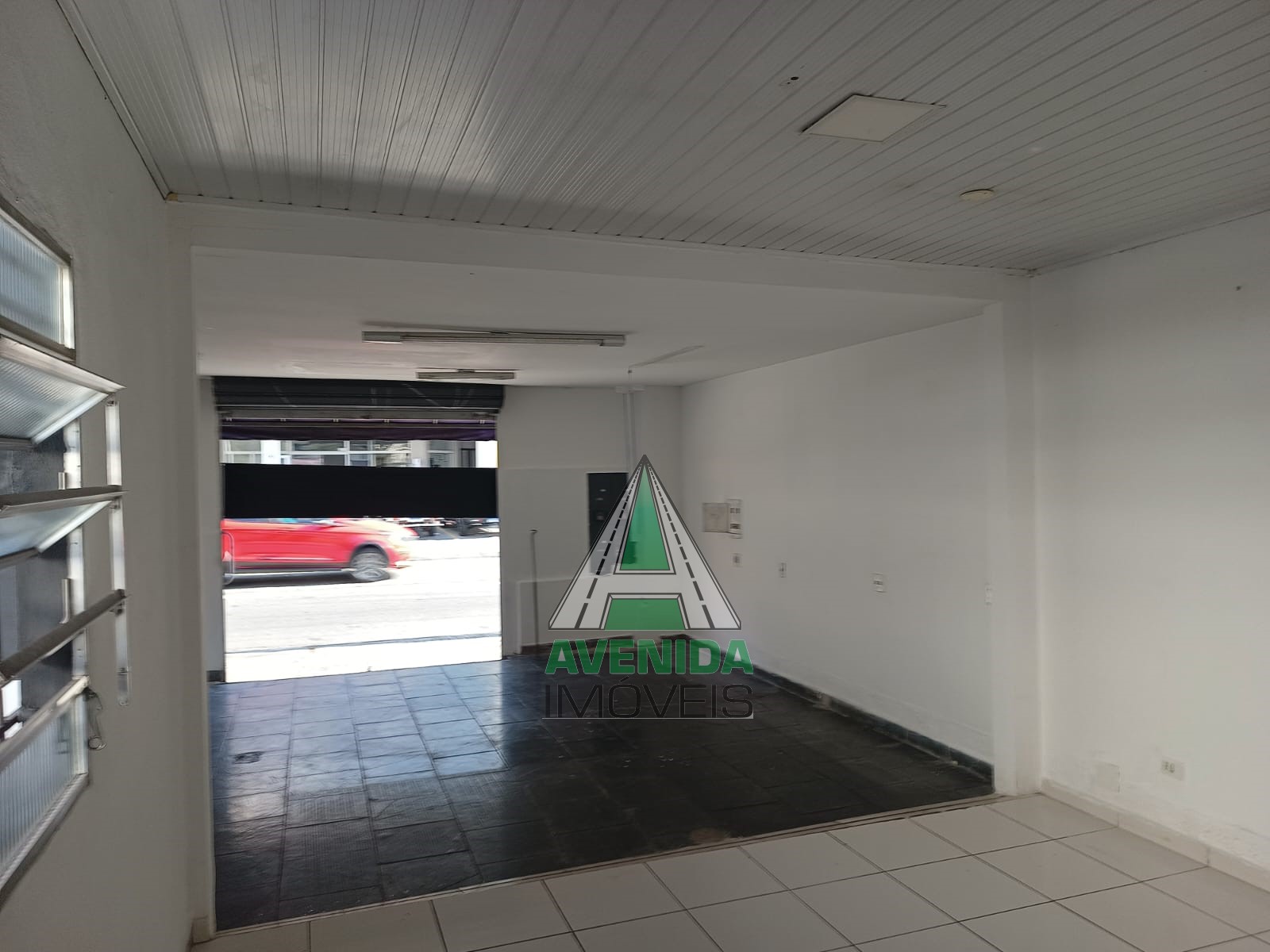 Salão comercial com aproximadamente 65 m² no Bairro Rudge Ramos