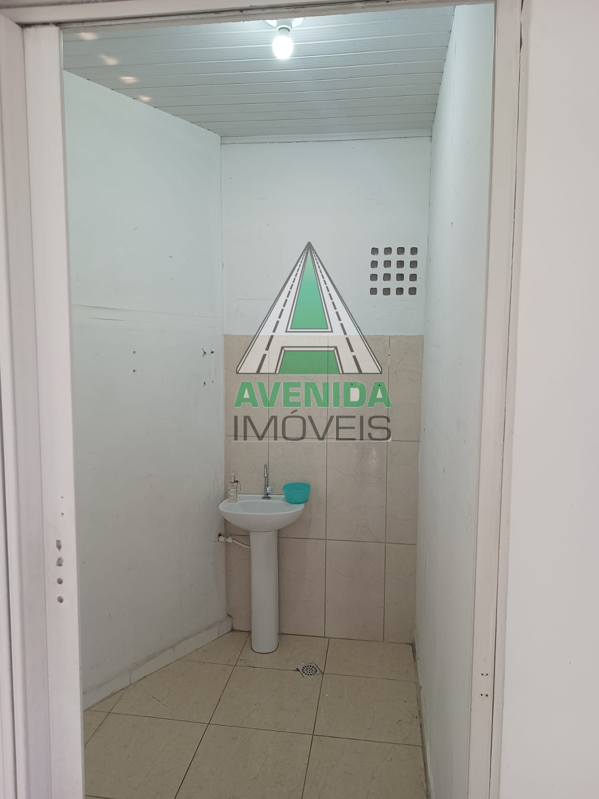 Salão comercial com aproximadamente 65 m² no Bairro Rudge Ramos