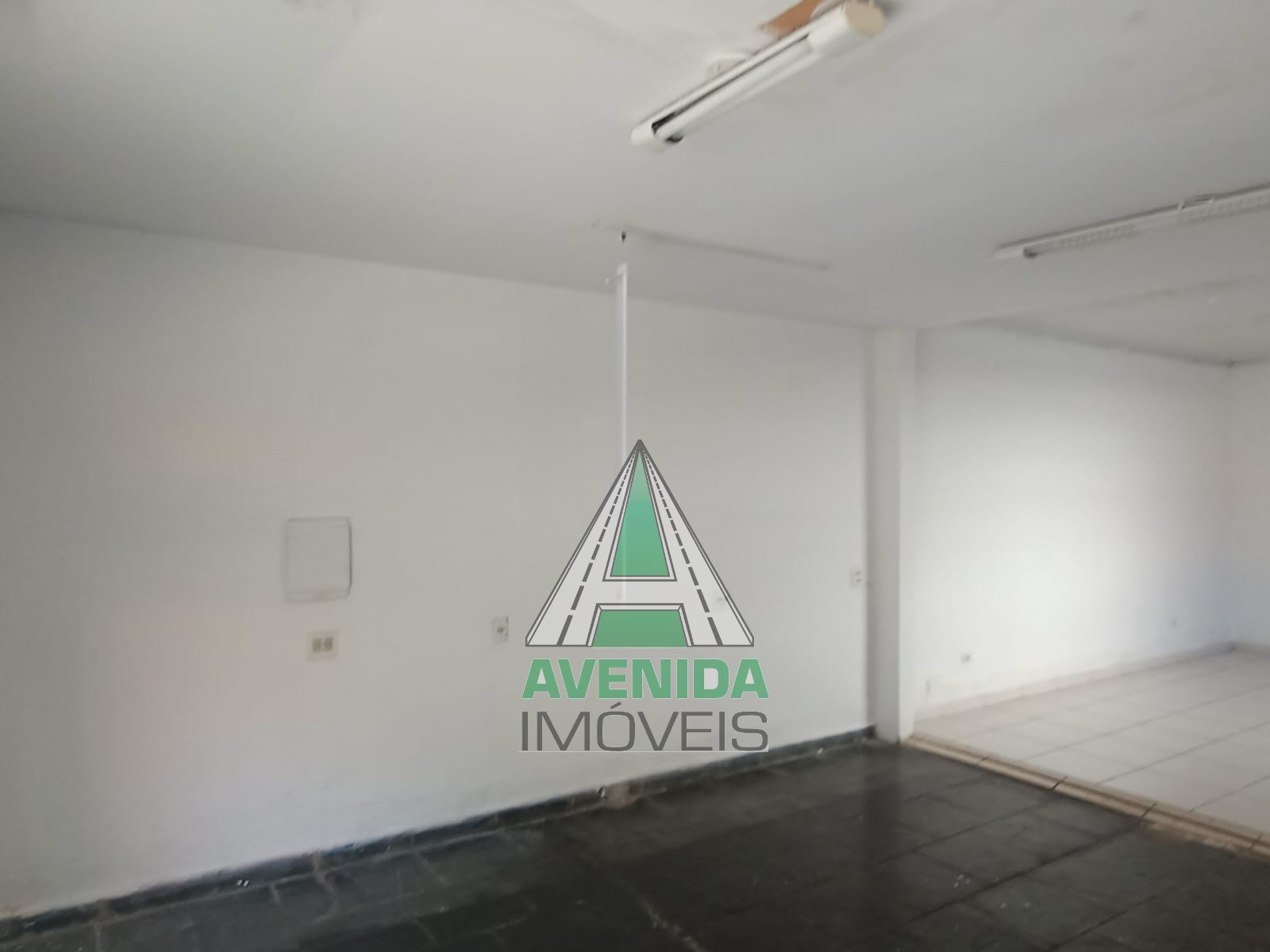 Salão comercial com aproximadamente 65 m² no Bairro Rudge Ramos