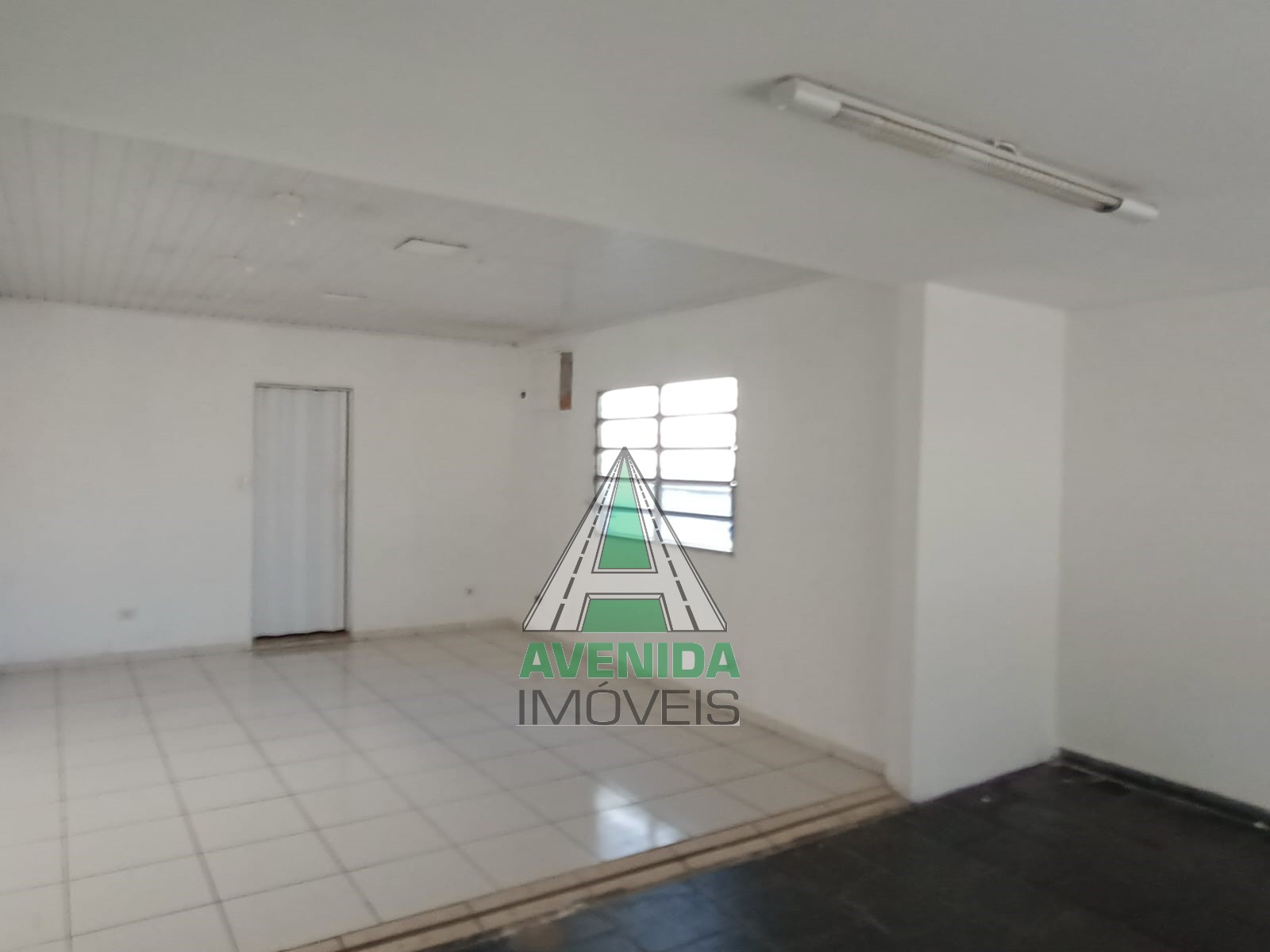 Salão comercial com aproximadamente 65 m² no Bairro Rudge Ramos