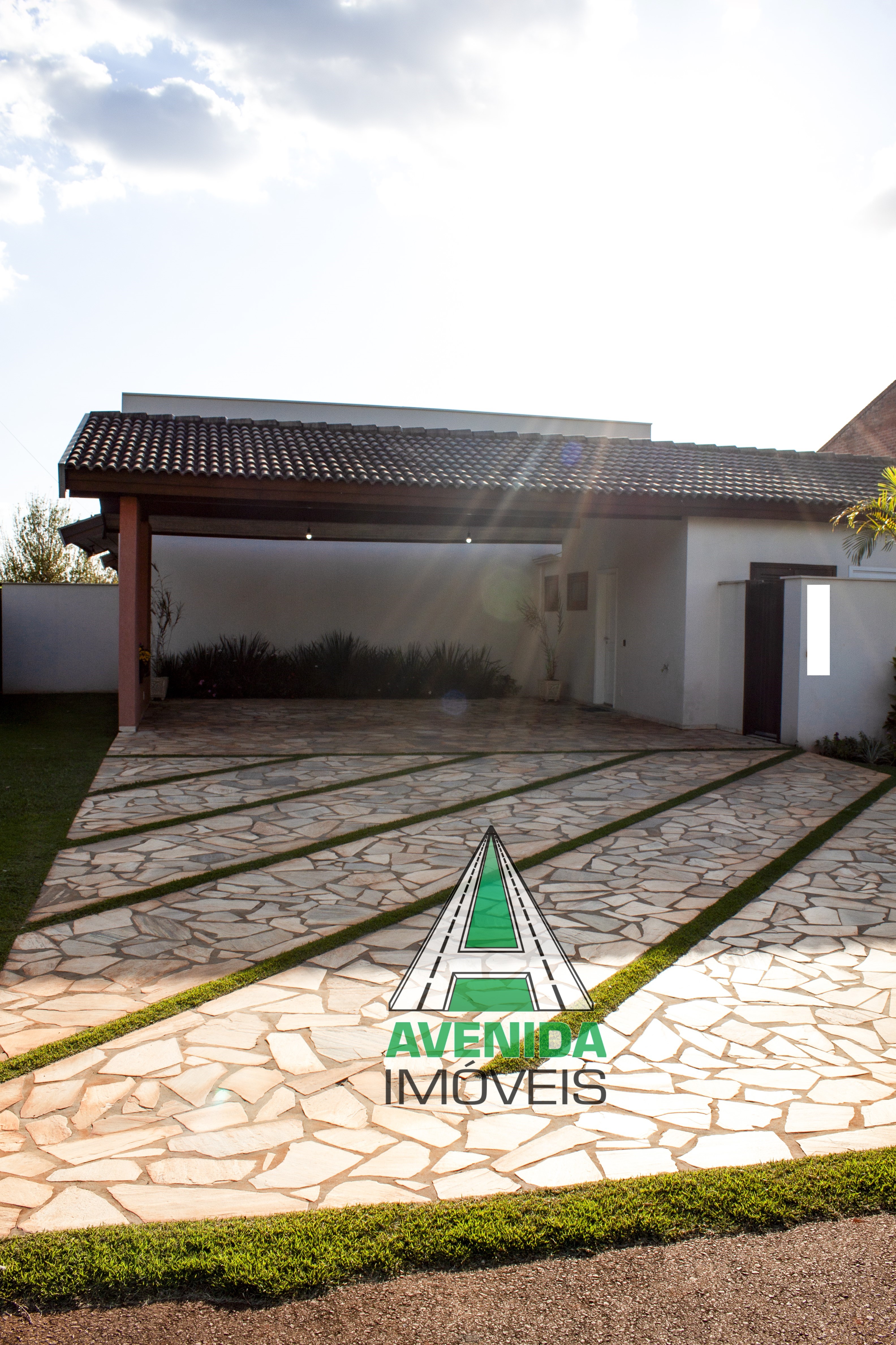 Linda casa térrea, 549 m² c/ 4 suítes na cidade de Cesário Lange- SP